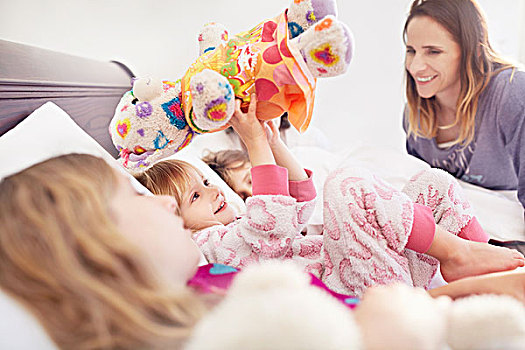 母亲,看,女儿,玩,毛绒玩具,床
