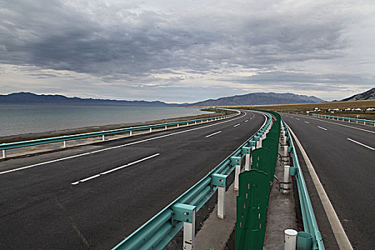 新疆的高速公路
