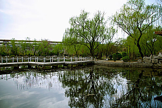 中國古典園林湖泊中的石板橋