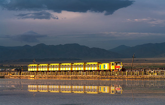青海省茶卡盐湖中行驶的观光小火车
