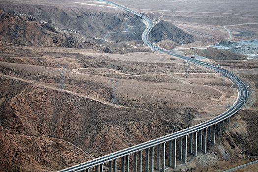 新疆哈密,壮美的天山高速公路