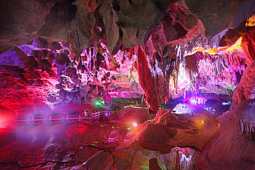 广西桂林漓江塔山穿山岩洞万年钟乳石奇怪景色