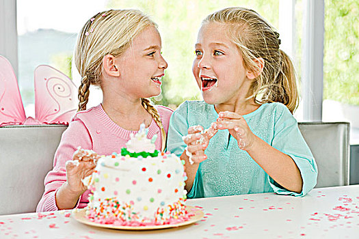 两个女孩,享受,生日派对