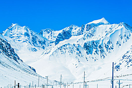 新疆,雪山,蓝天