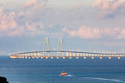 中國珠海伶仃洋上的港珠澳跨海大橋