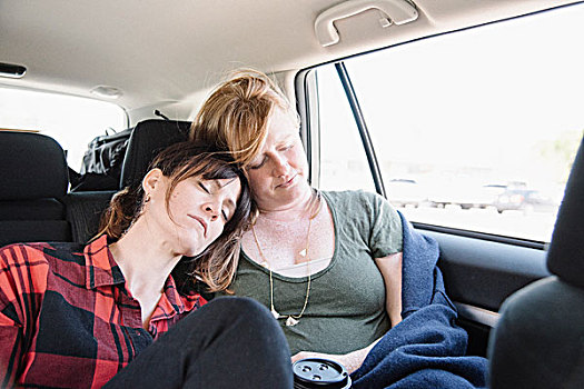 两个女人,汽车,公路旅行,睡觉,后座,头挨头