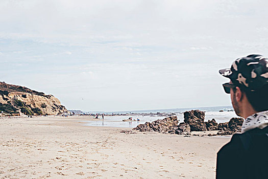 男人,戴着,棒球帽,向外看,海滩,晶莹,小湾,州立公园,拉古纳海滩,加利福尼亚,美国