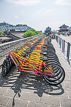 陕西省西安古城楼上的共享单车