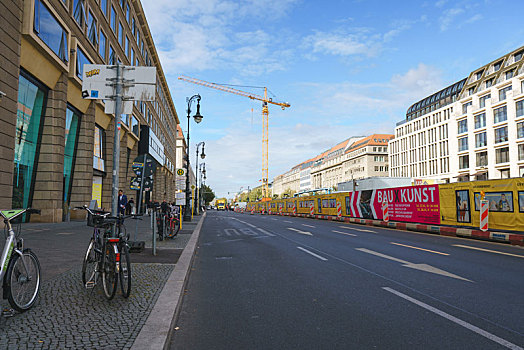 德国柏林街景,街道工地与远处的脚手架
