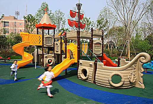 小区内儿童游乐设施