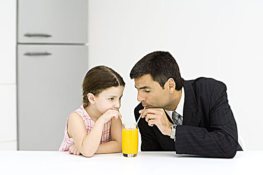 小女孩,父亲,喝,玻璃,果汁,一起