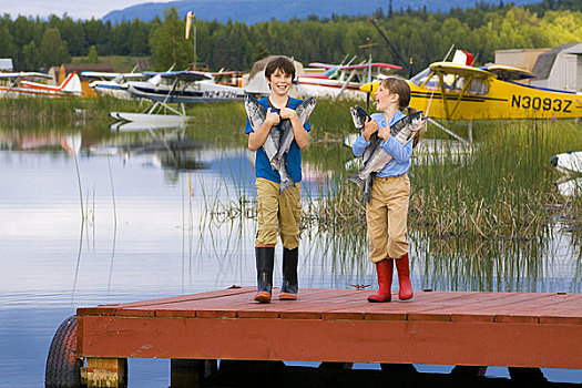 男孩,女孩,拿着,姿势,三文鱼,码头,湖,夏天,阿拉斯加