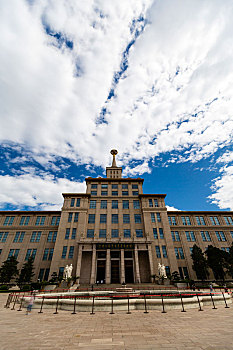 蓝天白云下的中国人民革命军事博物馆