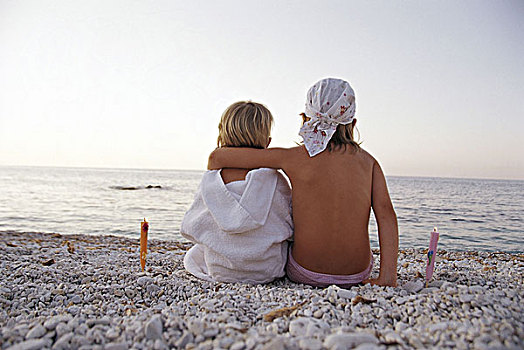 坐,海滩,孩子,挽臂,后面,女孩,金发,两个,3岁,7岁,浴袍,头巾,度假,夏天,晚间,海洋,注视,远眺,思乡,浪漫,手电筒,黃昏