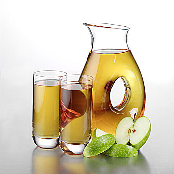 罐,苹果汁,两个,满,玻璃杯,苹果切片