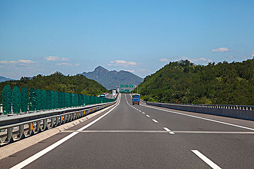 平坦干净的高速公路