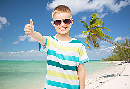 孩子,旅行,暑假,手势,人,概念,微笑,小男孩,戴着,墨镜,上方,海滩,背景