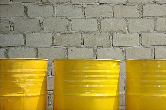 三个,黄色,钢铁,桶