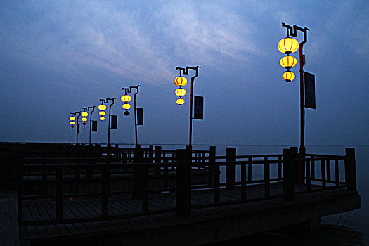 湖湾夜景