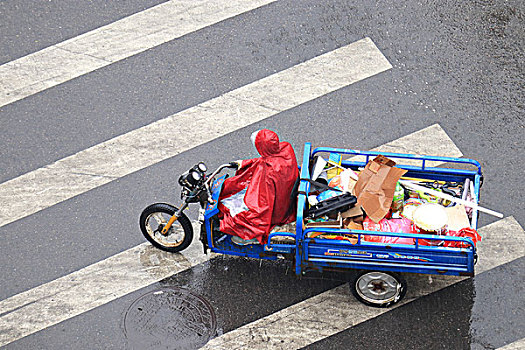 雨中行人