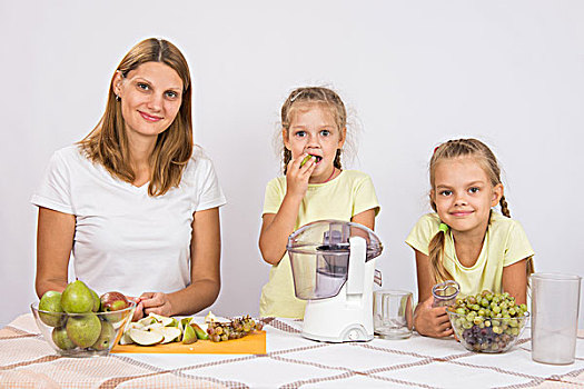 妈妈,女儿,坐,桌子,榨汁器,水果