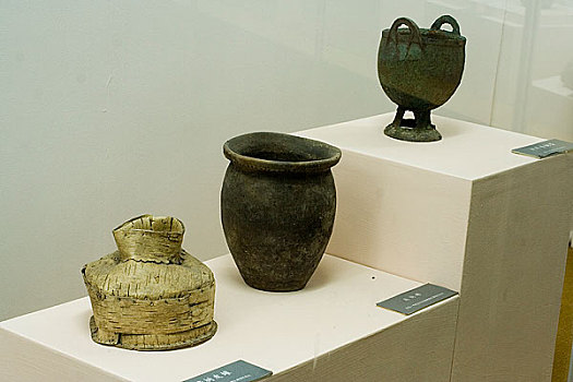内蒙古博物馆陈列东汉桦树皮罐,灰陶罐
