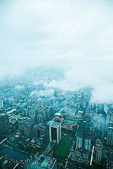 台湾台北市134大厦上眺望云雾中的台北市景