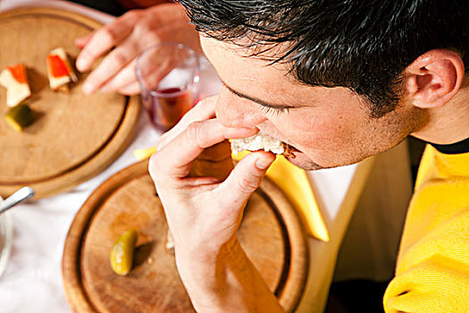 男青年,吃饭,传统,餐饭,泡菜,面包