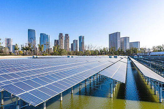 太阳能发电站与城市天际线