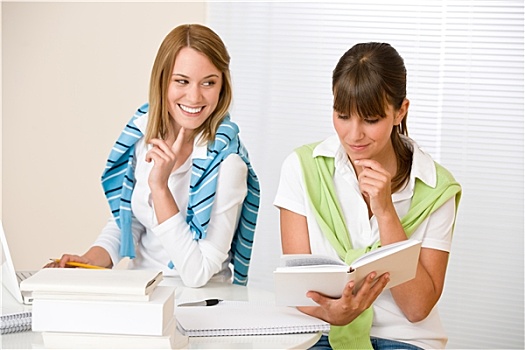 学生,在家,两个女人,书本,笔记本电脑