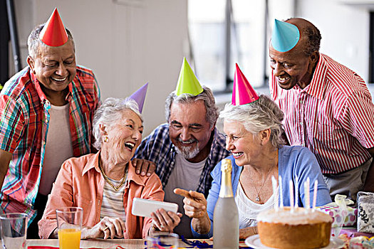 愉悦,老年,女人,展示,手机,朋友,聚会,生日派对,养老院