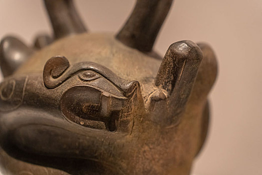秘鲁中央银行附属博物馆库比斯尼克文化猫面马镫口陶瓶