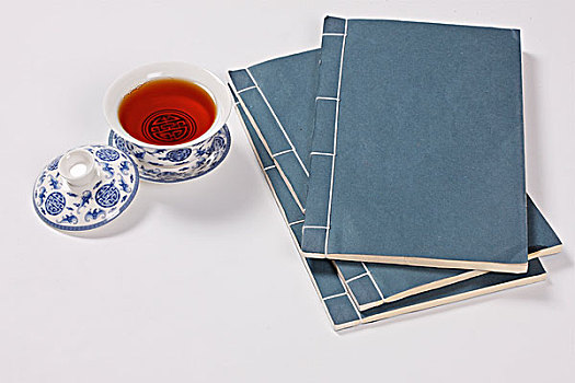 青花瓷盖碗茶和线装书