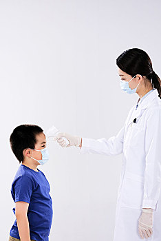 一位女医生给小男孩量体温