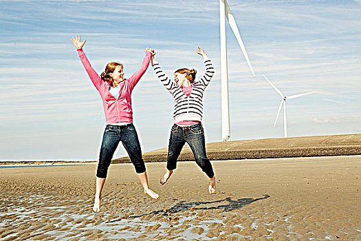 两个女孩,跳跃,海滩,涡轮