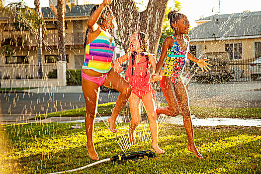 三个女孩,跑,跳跃,花园,洒水器