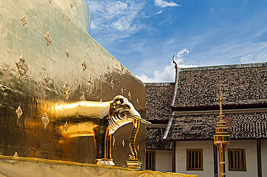 金色佛塔上的大象雕塑