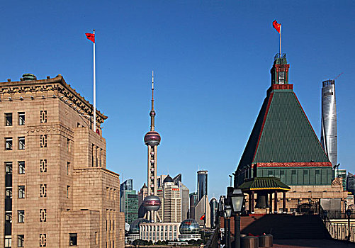 从上海外滩费尔蒙和平饭店和中国银行大厦眺望浦东陆家嘴,上海中心大厦已巍然矗立