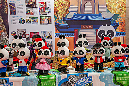 2018重庆汽车展展示的熊猫玩具