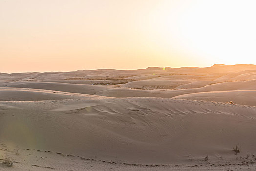 中国内蒙古通辽夕阳下的沙漠