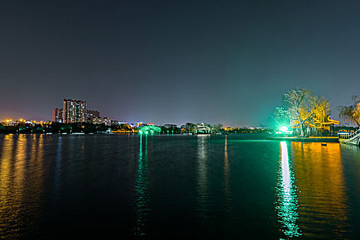 湖面夜景