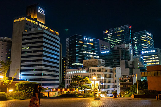 韩国首尔明洞的cbd商务写字楼夜景风光