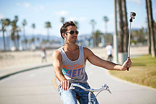 男性,骑车,骑自行车,威尼斯海滩,洛杉矶,加利福尼亚,美国