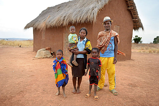 家庭,三个孩子,正面,小屋,地区,区域,马达加斯加,非洲