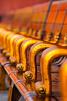 故宫里的游客座椅扶手