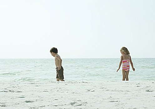 两个孩子,站在水中