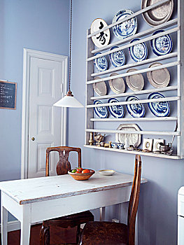 蓝色,白色,瓷器,盘子,架子,厨房,墙壁,老,餐桌,老式,木椅