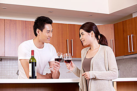 年轻夫妇喝葡萄酒