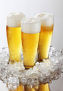 三个,玻璃杯,啤酒,泡沫,碎冰