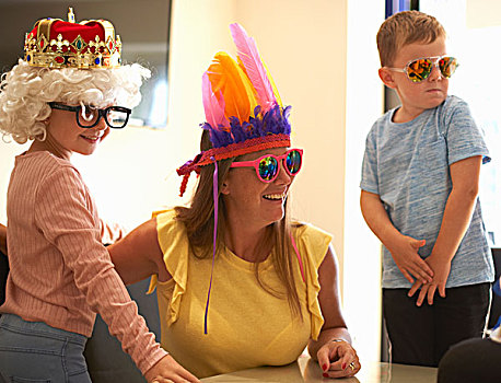 母亲,儿子,女儿,玩,打扮,戴着,有趣,帽子,眼镜,笑